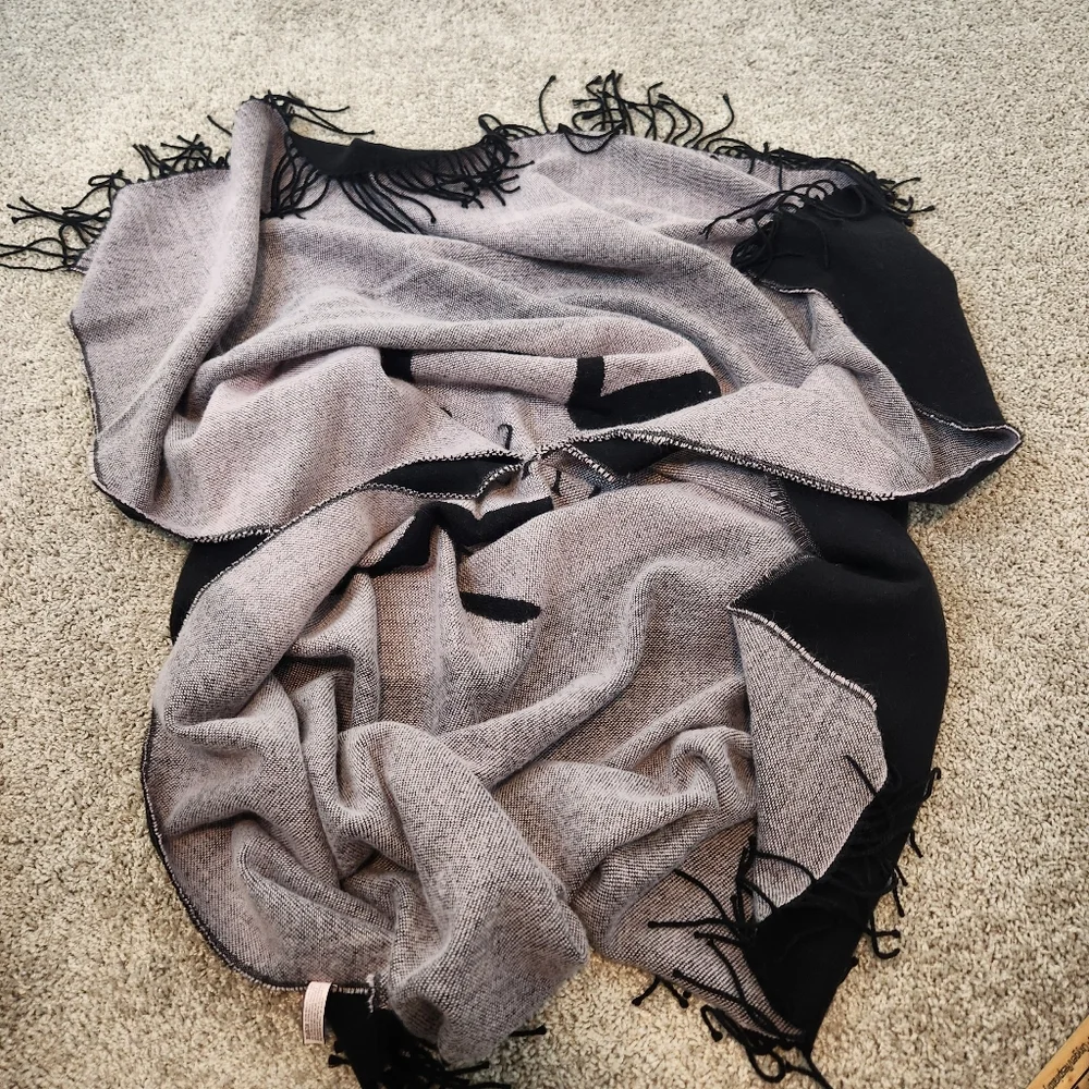 NWT Victoria’s Secret Pink Heart Black Throw Blanket - Picture 6 of 7